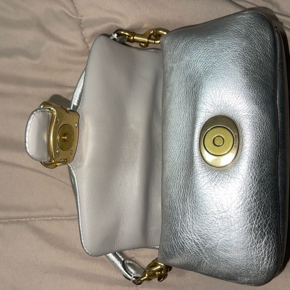 Coach Silver Shoulder Bag with Metallic Finish - Picture 4 of 6